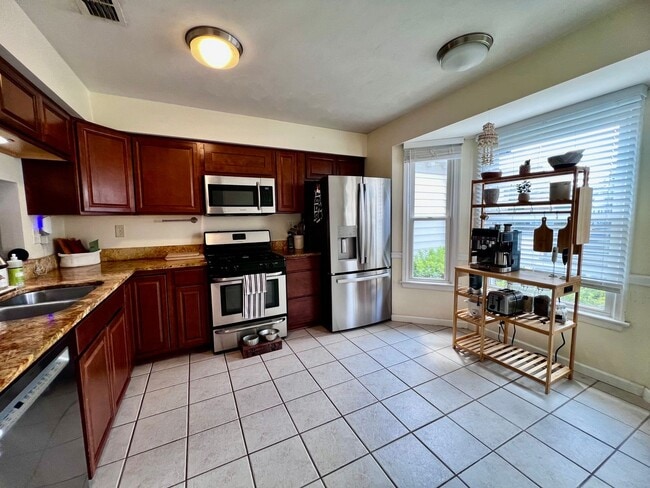 Building Photo - Come see this gorgeous townhouse in the desirable Ocean Lakes community!