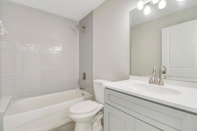 Building Photo - 548 SW 5th St