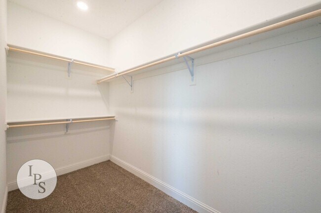 Building Photo - 2022 South/East Fresno Home, 4BR/2BA - Lots of Amenities!