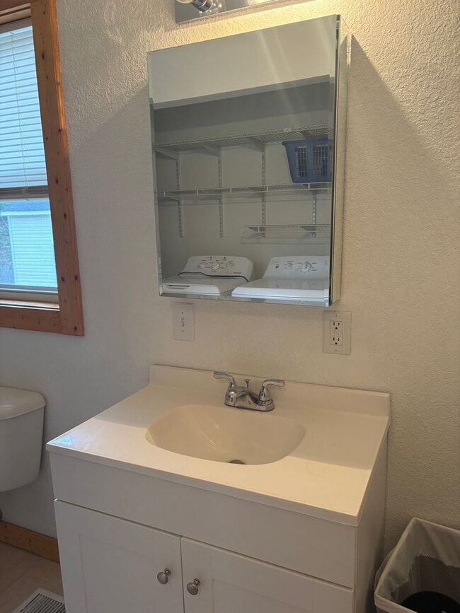 Building Photo - 1 Bedroom 1 Bath Available Now for Year Round Rental! $975/mo