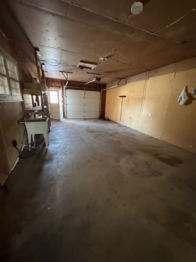 Building Photo - Two Bedroom One Bathroom Home in Machesney Park $1,395.00