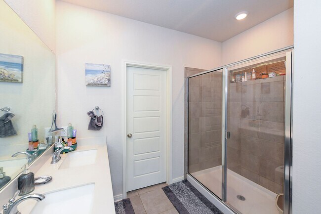 Building Photo - Nestled in the highly sought-after Scenic ...