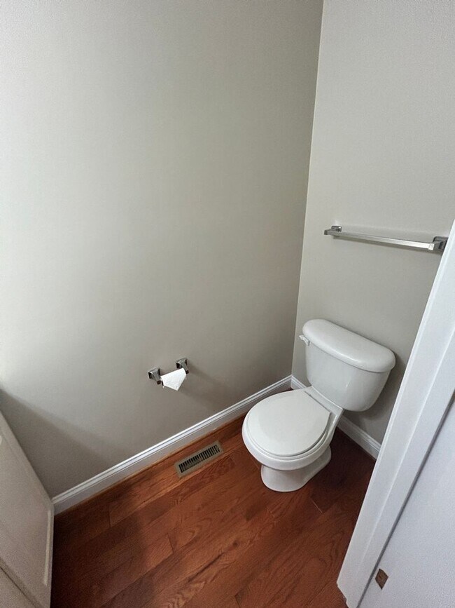 Building Photo - Like New Townhome in Old SW! Close to Cari...