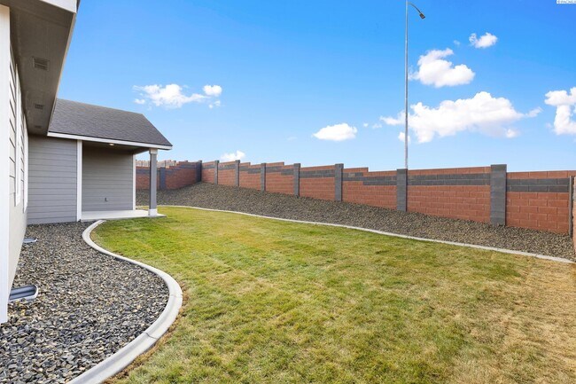 Building Photo - Beautiful brand new rental