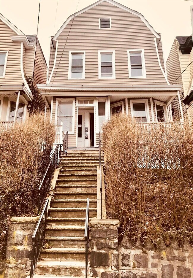 Building Photo - 161 Zabriskie St