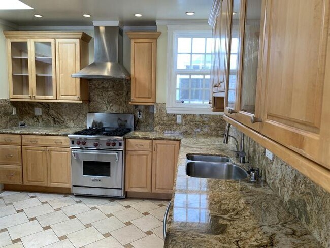 Building Photo - 3 bedroom in San Francisco CA 94116