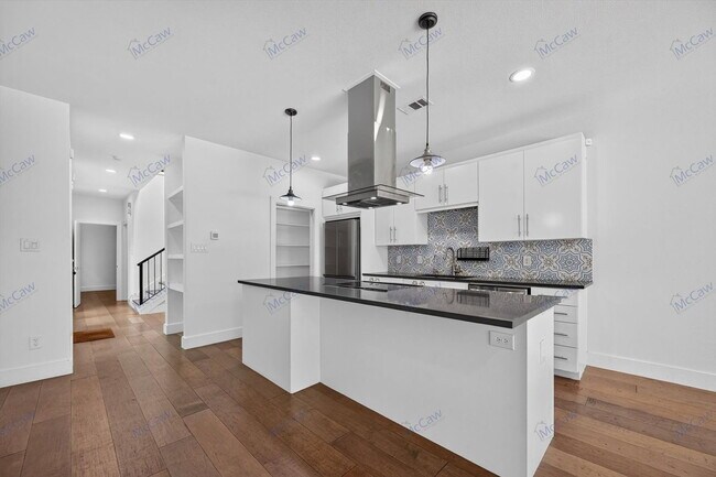 Building Photo - 4413 Roseland Ave