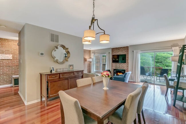 Building Photo - 2883 Sutton Oaks Ln