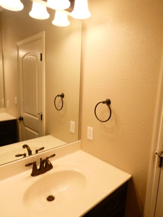 Building Photo - 3 bedroom 2 bath home- Quail Creek Subdivi...