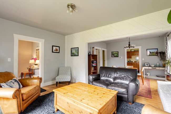 Building Photo - Charming 2-Bedroom Home Near Downtown Bellingham – Private Yard & Cozy Living