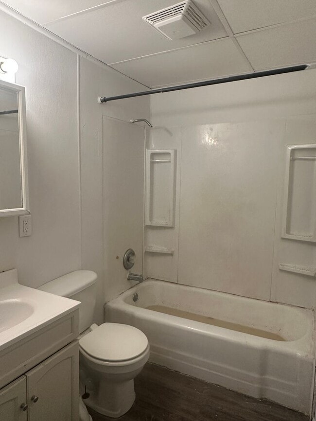 Building Photo - 3 bed 1 bath home steps from schools