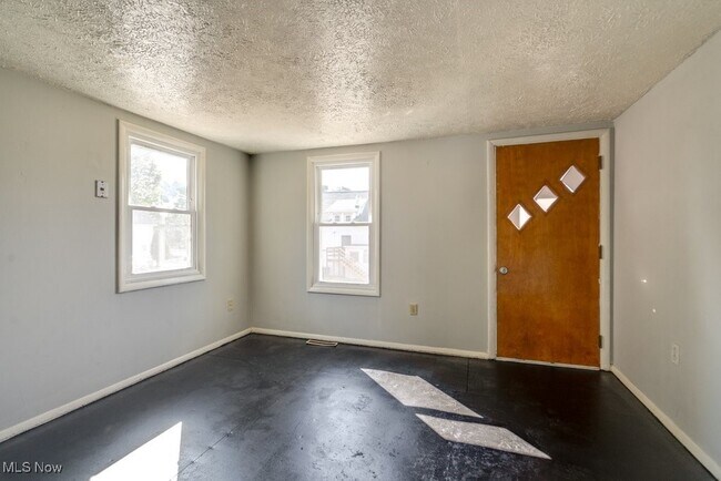 Building Photo - 491 Allyn St