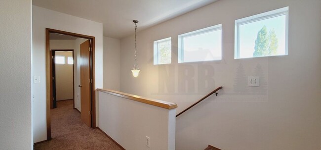 Building Photo - Newly Updated Townhouse in Tacoma! $500.00...