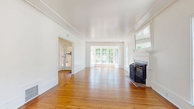 Building Photo - Stunning 4 Bedroom Home In Sought After Pi...