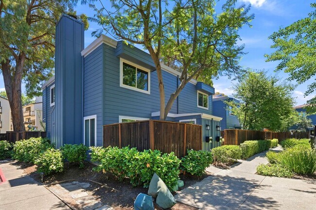Building Photo - Luxury  2 bedroom Townhome in Great Location