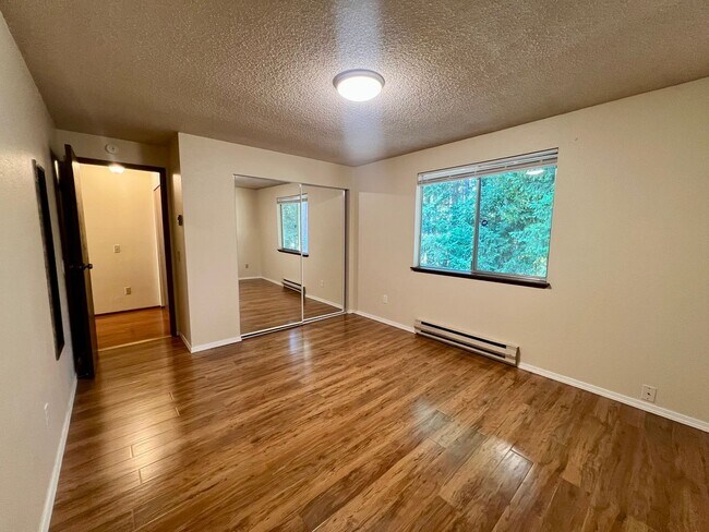 Building Photo - Well Maintained 2BD Duplex - Water Included