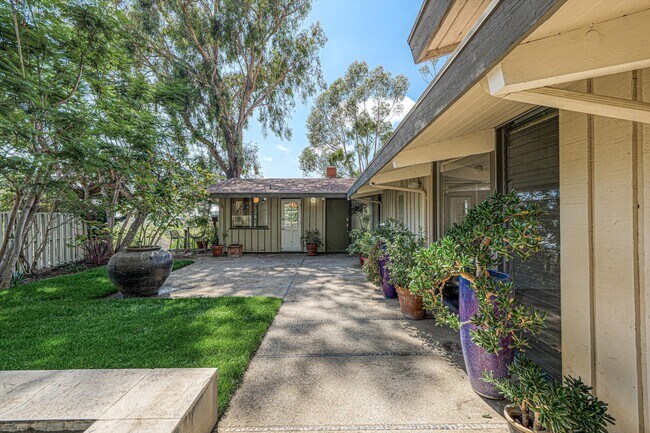 Building Photo - 3623 Serra Rd