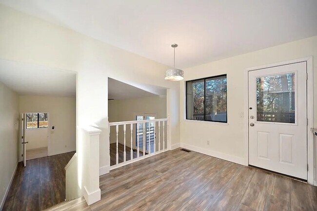 Building Photo - Beautiful 3BR/3BA Home on 1 Acre in Gated ...