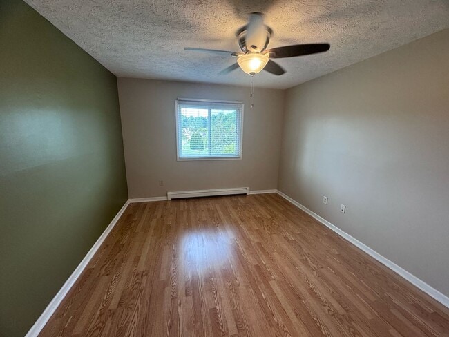 Building Photo - 3 BEDROOM CONDO WITH A 1 CAR GARAGE AND INCLUDES UTILITIES!