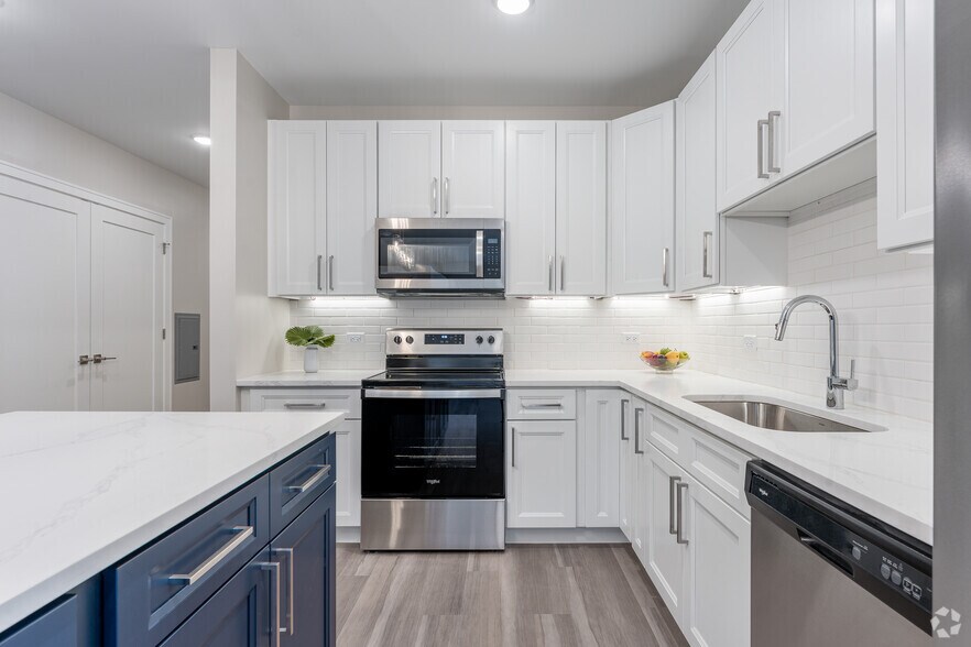 2BD, 2BA -Kitchen - Des Plaines Tower