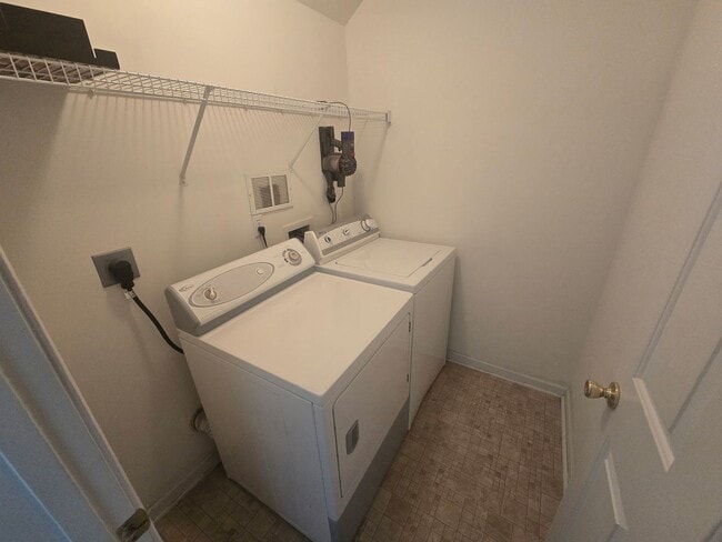 Building Photo - Welcome to this charming townhome in desirable Brambleton!