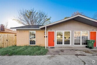 Building Photo - 608 N Oak St