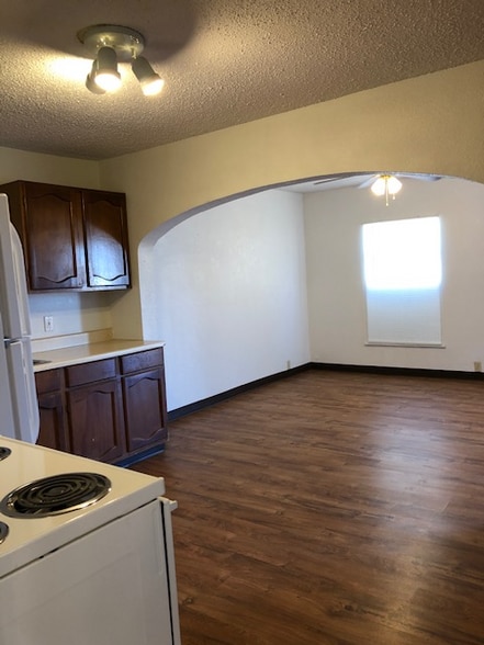 Building Photo - 820 S Avenue A