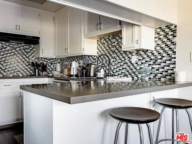 Building Photo - 14245 Dickens St