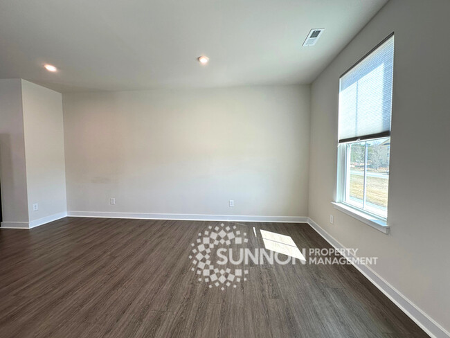 Building Photo - Spacious 3-Bedroom Townhome in a Prime Loc...