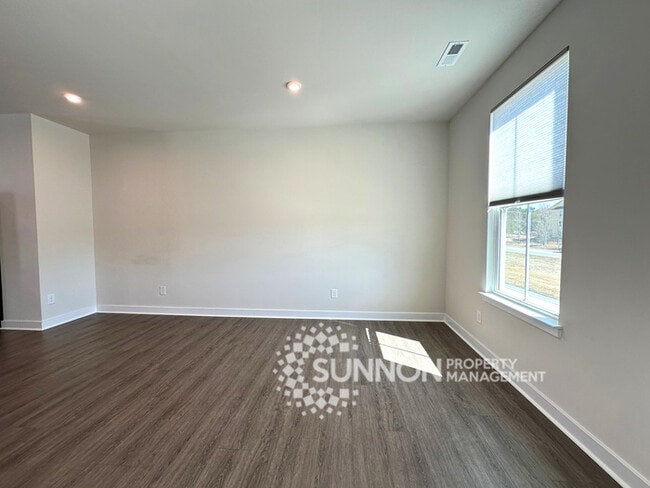 Building Photo - Spacious 3-Bedroom Townhome in a Prime Location