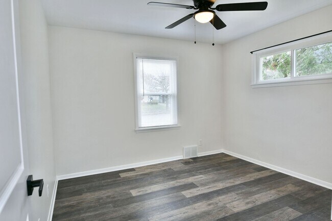 Building Photo - House for RENT in Girard!