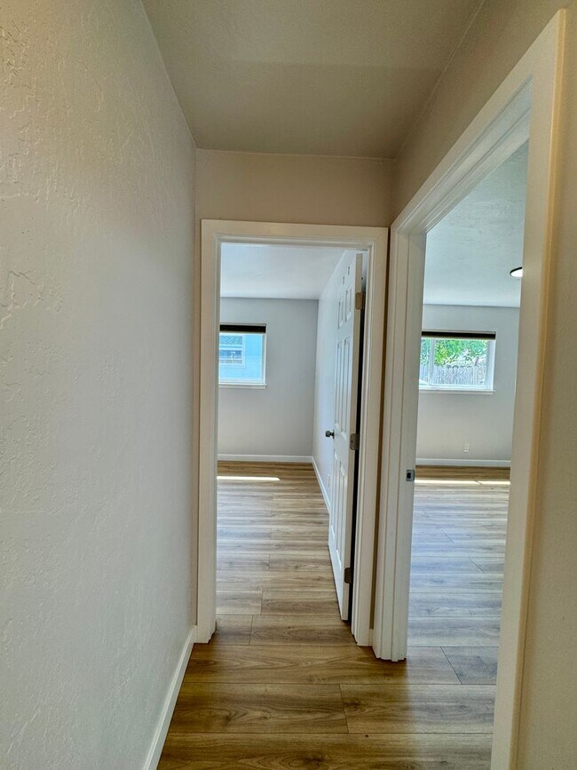 Building Photo - Adorable Newley Remodeled Home Available Now in Sacramento!