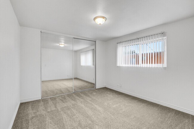 Building Photo - Upstairs 1 Bedroom Condo w/ Parking - Fresh Paint & Carpet!