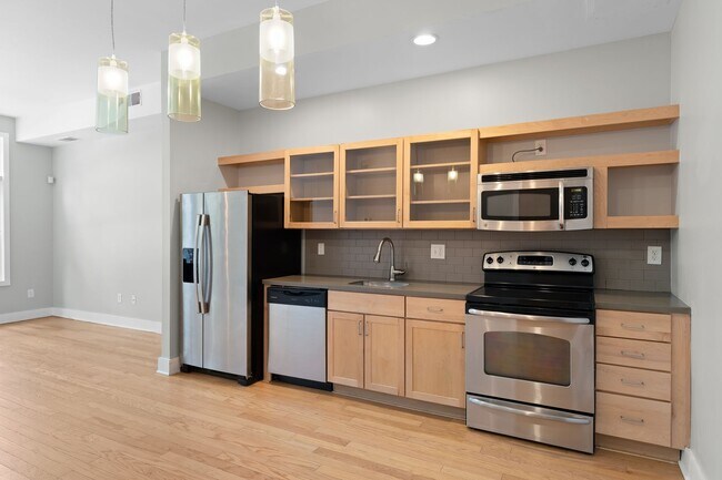 Building Photo - RARE 2 Bed, 2 1/2 Bath Townhome with Garage!