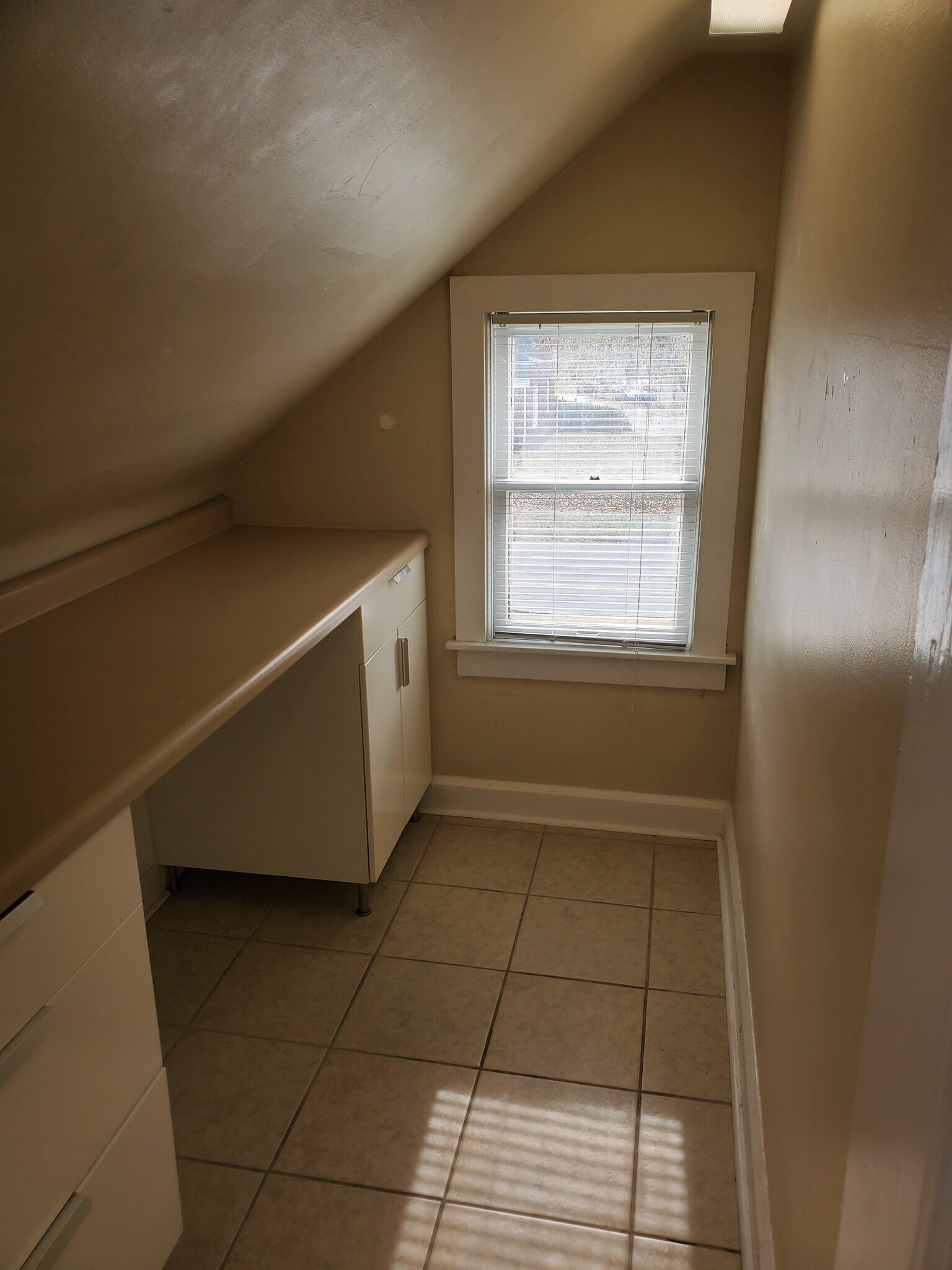 Building Photo - 1206 E 8th St