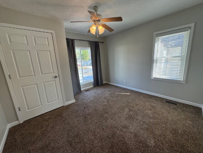 Building Photo - “Room to Grow!” — Spacious 3 Bed + Bonus Rooms in Pawnee