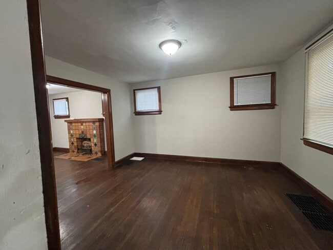 Building Photo - 516 Wrexham Ave