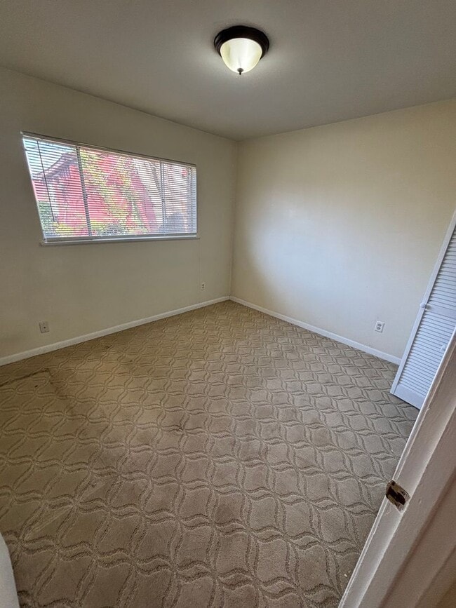 Building Photo - Central Bossier Beauty!