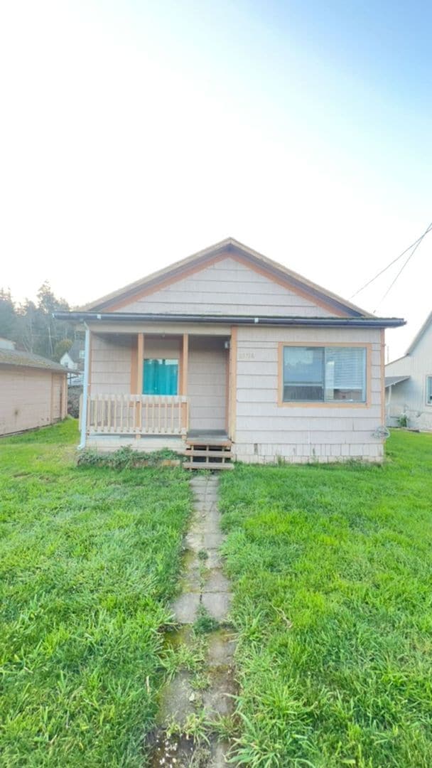 Building Photo - 2 Bedroom Home with Detached Garage & Backyard