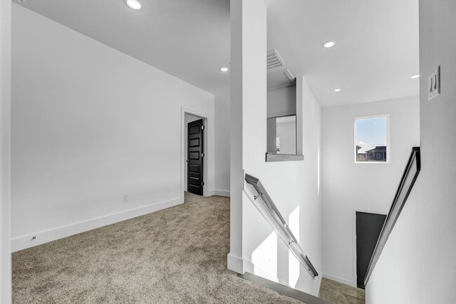 Building Photo - MOVE IN SPECIALS