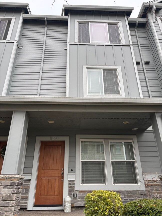 Building Photo - Beautiful Townhome in the Desirable Villeb...