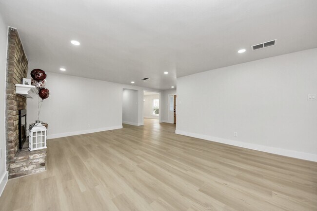 Building Photo - 26206 Maplewood Dr