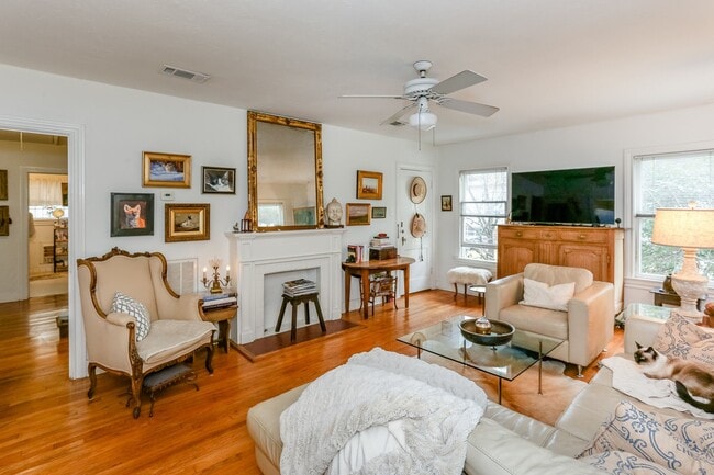 Building Photo - 1740 Banks St