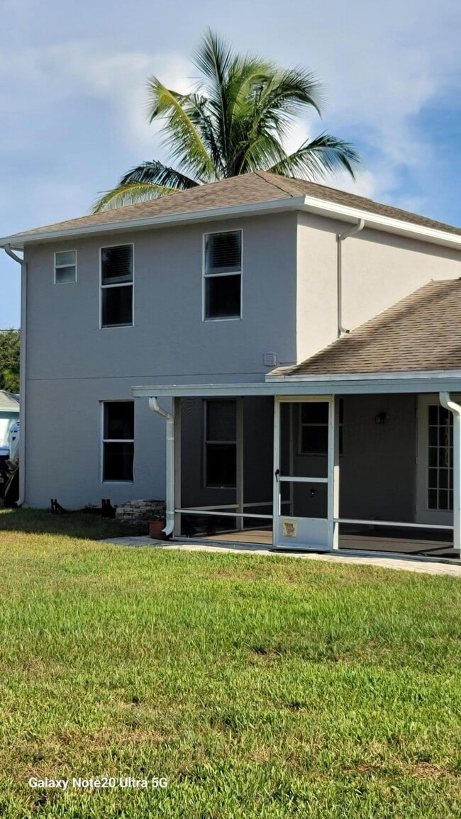 Building Photo - 2581 SE Jason Ave