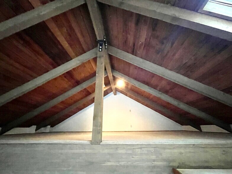 Loft w/carpet & lighting - 75 Fern Rd