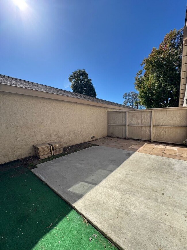 Building Photo - Orchard Lane Condo for Rent near the 101 F...