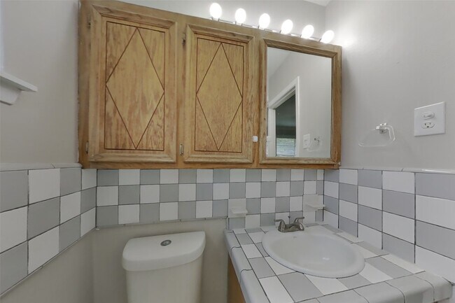 Building Photo - 12306 Foxridge Dr
