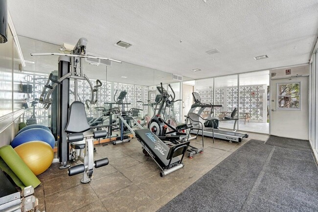 Building Photo - 3040 NE 16th Ave