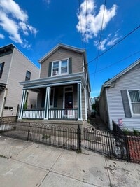 Building Photo - 622 W 12th St