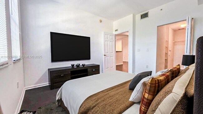 Building Photo - 533 NE 3rd Ave